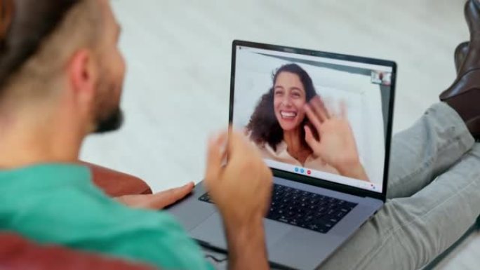 在笔记本电脑屏幕上进行虚拟视频通话，在家里坐在沙发上的男人，女人挥手打招呼。激动的国际人士或zoom