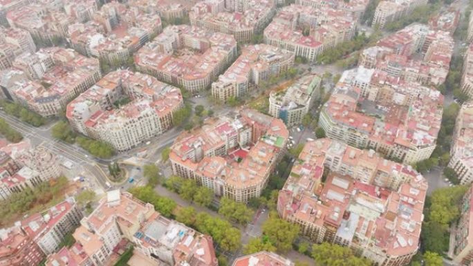 西班牙巴塞罗那矩形红色屋顶建筑街区的鸟瞰图。