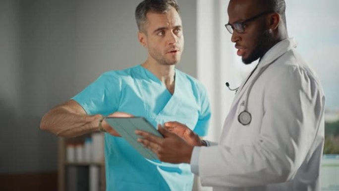 医生办公室:非裔美国医生用平板电脑与专业男护士交谈。医疗保健专家讨论测试结果，处方药物，病人治疗。