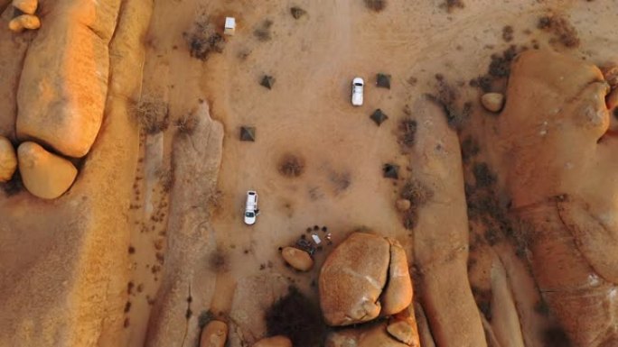 WS游客在沙漠中的岩石下露营。非洲纳米比亚野外露营
