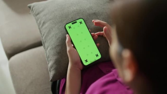 绿屏色度键智能手机的女人