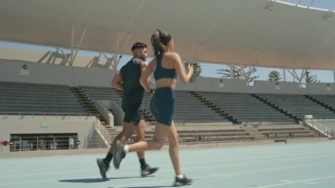 一个年轻男女在赛道上一起奔跑的4k视频片段