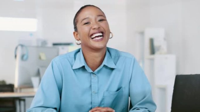 快乐、骄傲和自信的黑人女律师笑着坐在现代办公室的办公桌前。一位轻松无忧无虑的非洲裔美国律师的肖像，准