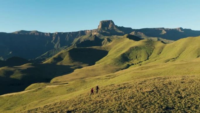 南非夸祖鲁-纳塔尔省，在德拉肯斯堡山脉徒步旅行的游客的鸟瞰图，并欣赏壮观的圆形剧场