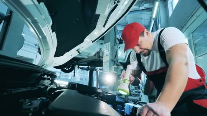 汽车修理工检查汽车内部的特写视图。汽车修理工修理车辆。