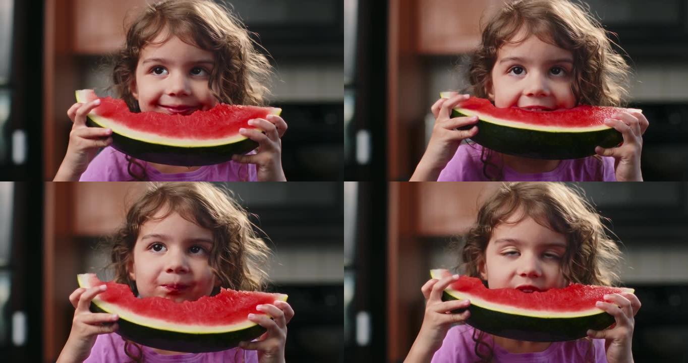 可爱的蹒跚学步的女孩吃西瓜。