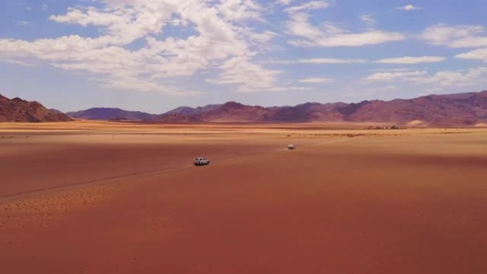 WS卡车驶过偏远的沙漠景观，纳米比亚，非洲