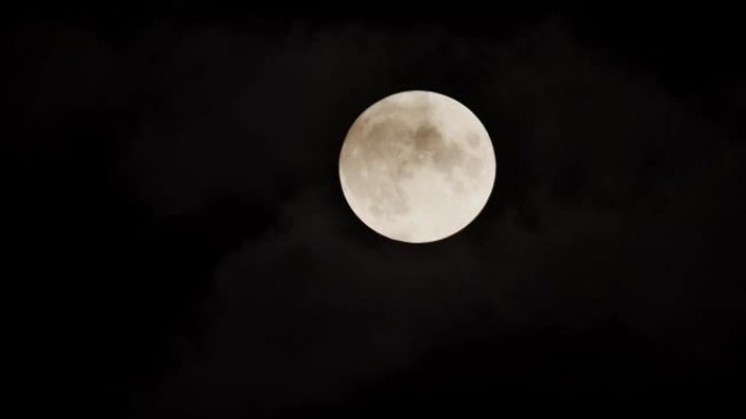 蓝月亮在2021年8月21日上的延时拍摄。