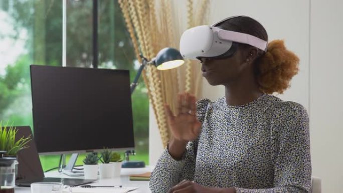 在家办公室工作的女人戴着虚拟现实耳机主持虚拟在线会议