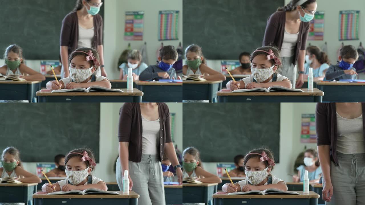 小学生在教室戴口罩