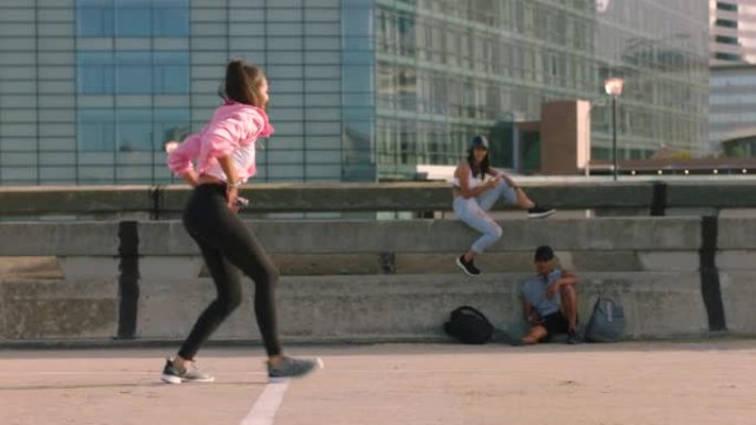 舞蹈挑战，健身和城市乐趣与女人和朋友一起跳舞，活跃和训练在城市桥上的比赛。现代嘻哈舞者或喜欢运动、杂