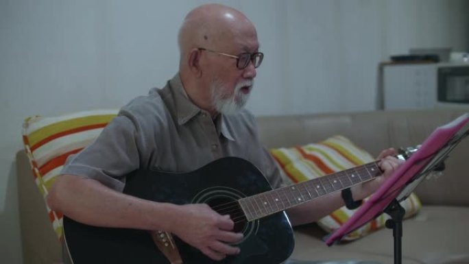 老人在家弹吉他