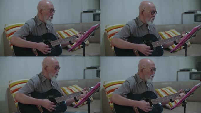老人在家弹吉他