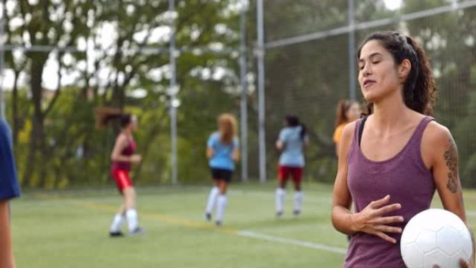 女足球运动员在练习中与队友交谈