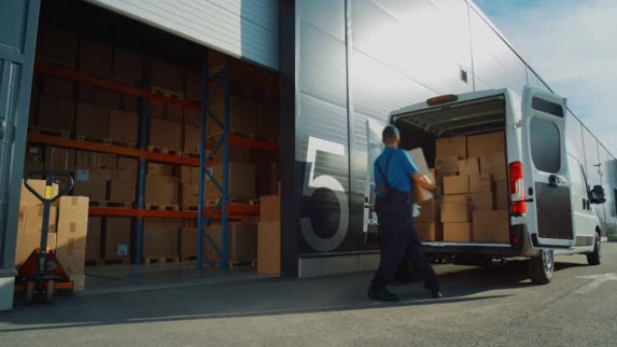 物流配送仓库之外，有不同的工人团队用纸板箱装载送货卡车。交付在线订单、采购、电子商务商品。静态宽拍