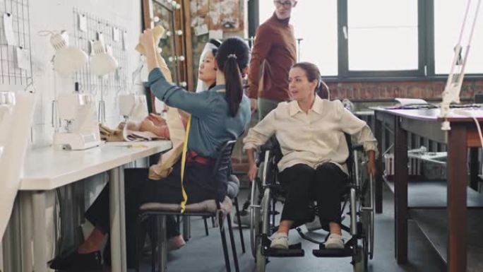 工作场所轮椅上的女性时装设计师