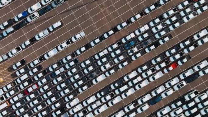 站在德班港码头上的数千辆新进口车辆的圆形鸟瞰图