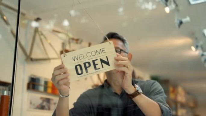 自行车商店老板早上开店。