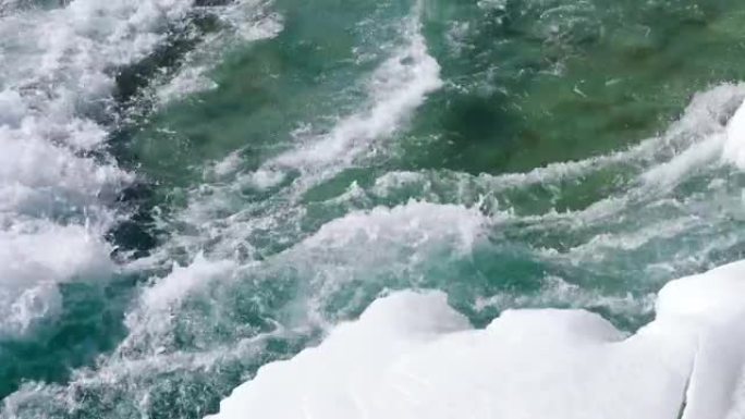 波浪和冰