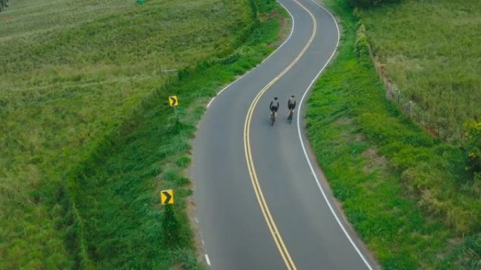 骑自行车者道路自行车的鸟瞰图