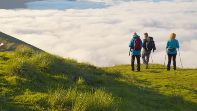 SLO MO三个徒步旅行者在山脊上行走