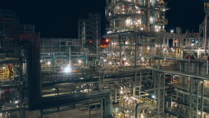 石油加工厂的管道在夜间拍摄