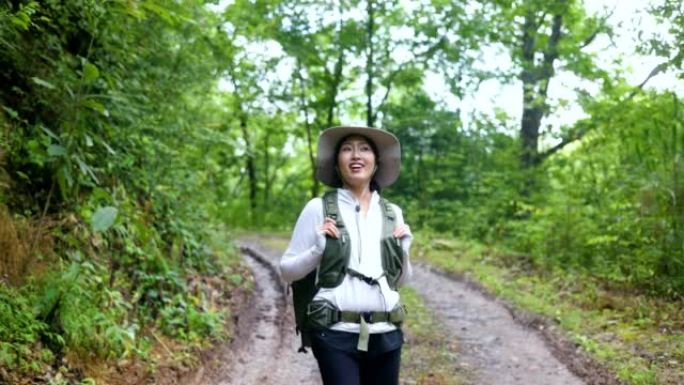 女人在林道徒步旅行