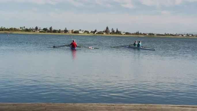 四名高年级高加索男女在河上划船