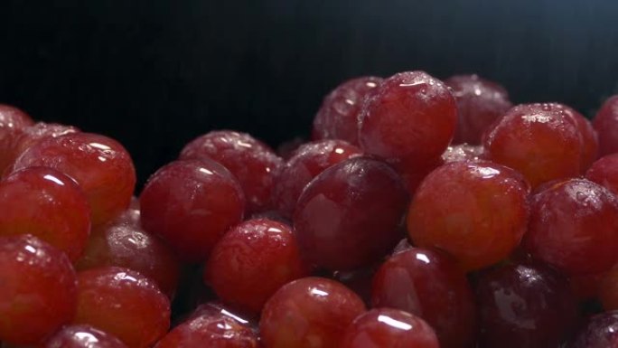 细雾喷雾中的红葡萄
