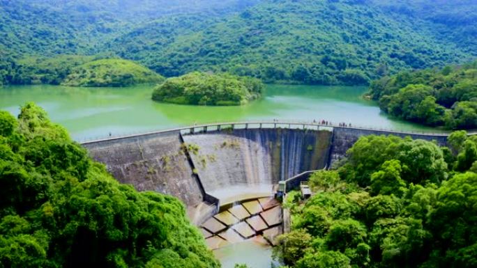 何培水库景观碧绿水面水流流动森林水库