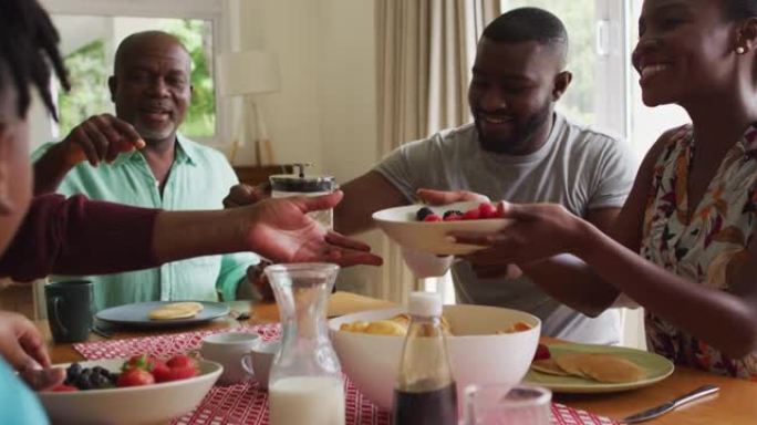 三代非洲裔美国家庭在家里一起吃早餐