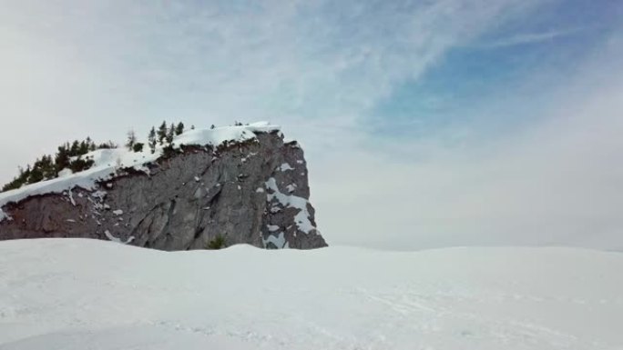 徒步旅行者在白雪皑皑的山上行走