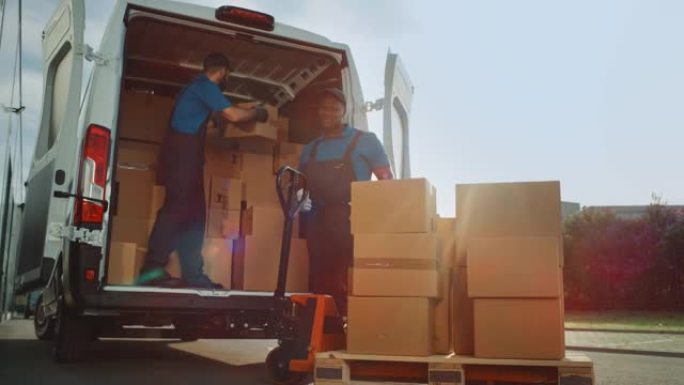 物流配送仓库之外: 多样化的工人团队使用手动托盘车开始用纸板箱、在线订单、采购、电子商务货物装载送货