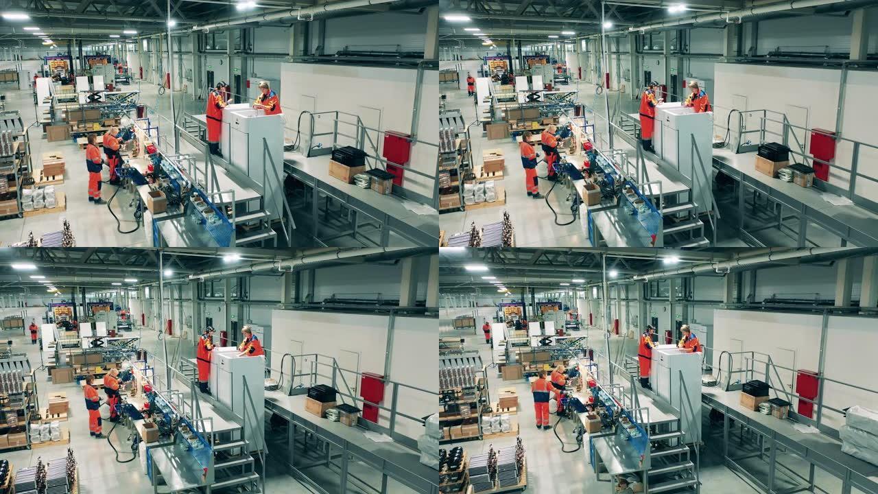 有女性员工在工作的制冷工厂场所。工厂的生产线。