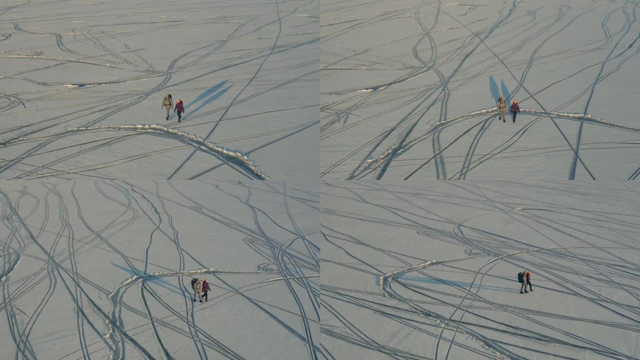 两名游客走过雪场的景色