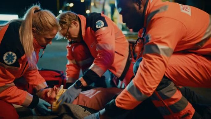 EMS护理人员团队为受伤的年轻人提供帮助。戴着手套的医生将颈项颈圈固定在患者身上。紧急护理助理在晚上