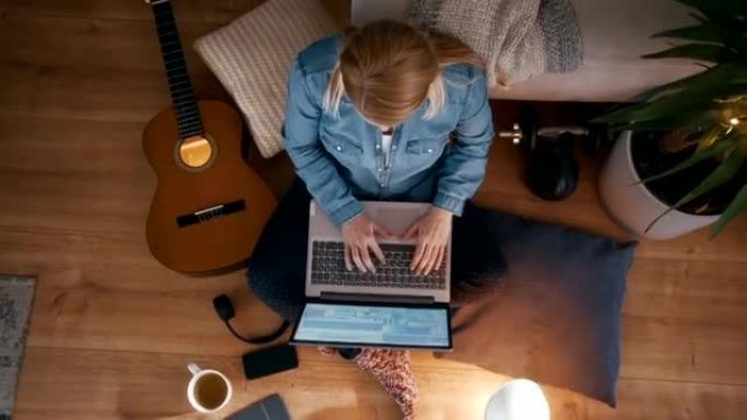 SLO MO女人使用笔记本电脑创作新歌