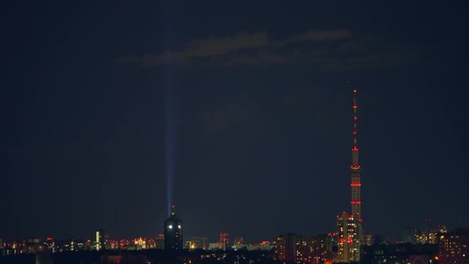 夜城背景上的巨塔