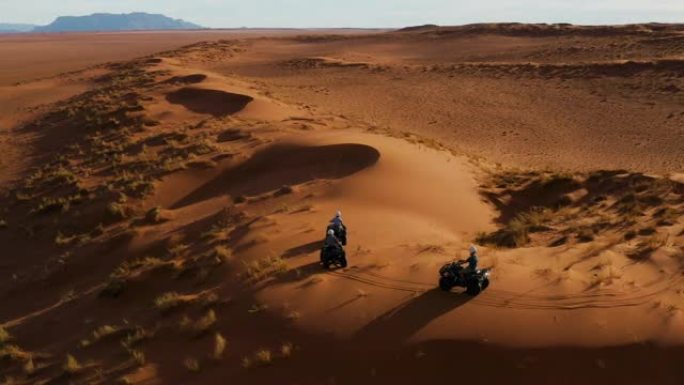 游客骑四轮摩托探索美丽的纳米比亚纳米布沙漠的鸟瞰图