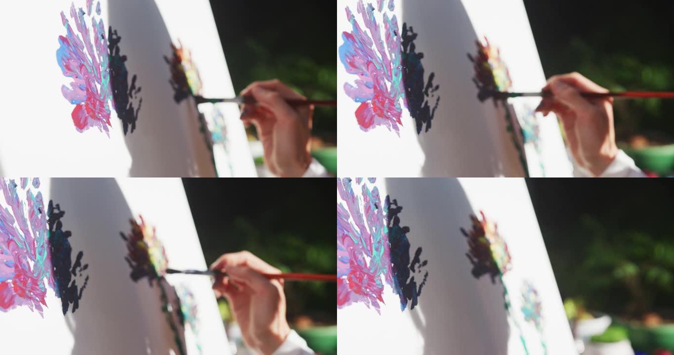 阳光花园中高加索女性绘画的中段