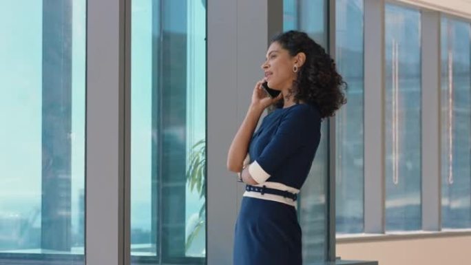 独立女商人使用智能手机与客户财务顾问聊天谈判业务交易公司销售主管分享专家建议办公室有电话