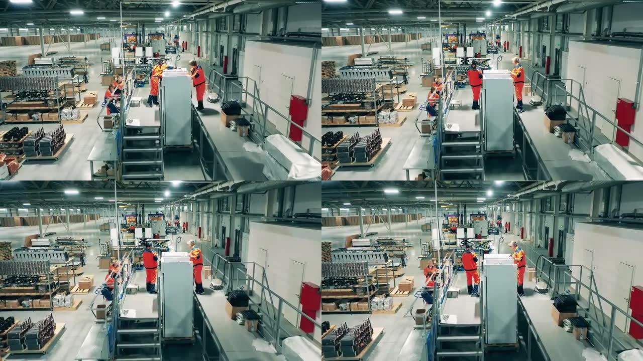 工厂工人手工组装冰箱