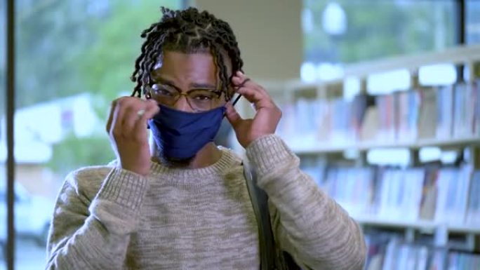 非裔美国大学生在图书馆，口罩