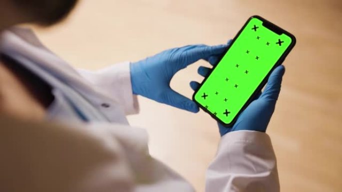 医生使用智能手机-色度键绿屏