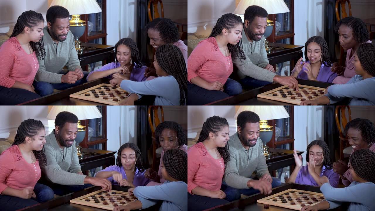 非裔美国人家庭在家里玩跳棋