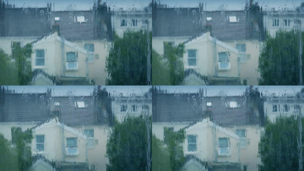 大雨中房屋的窗户视图