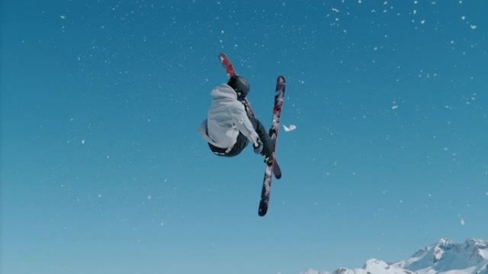特写: 自由式滑雪者起飞踢脚，并进行具有挑战性的360抢。