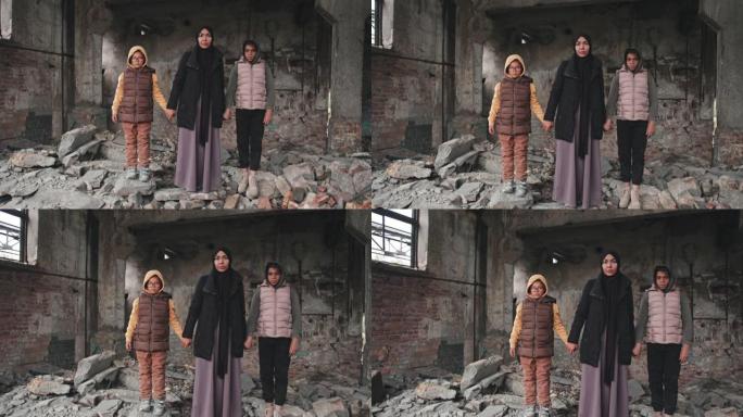 母亲和女儿在被拆毁的房子里