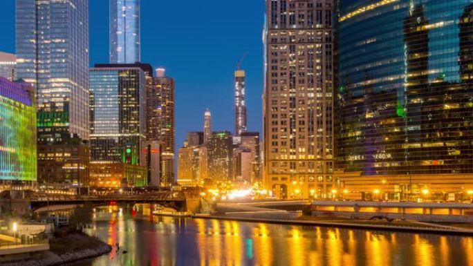 黄昏到夜晚的延时: 芝加哥河沿岸的芝加哥城市景观