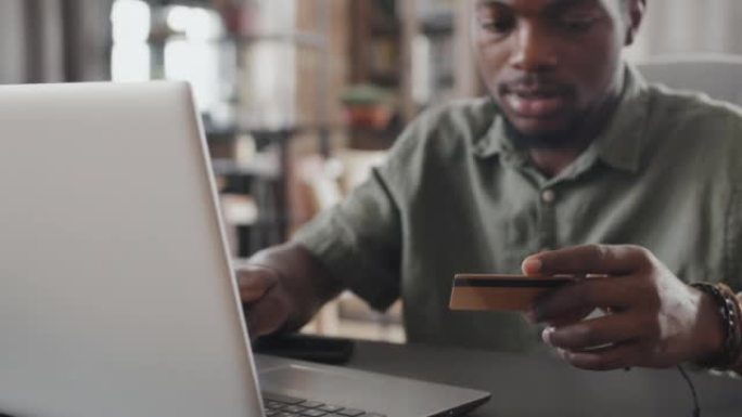 男子用卡在线支付互联网、工作、金融和经济